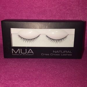 ⭐️NWT MUA Criss Cross Natural False Eyelashes